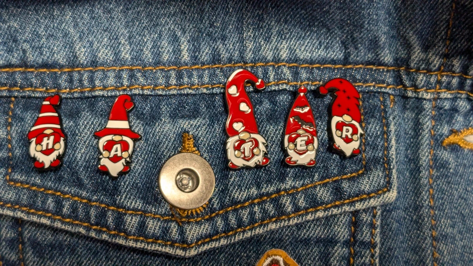 Chaqueta de mezclilla bordada "Bad Santa - Creepy Christmas" – photo 2